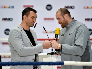 Koncom apríla sa Tyson Fury (vpravo) a Vladimir Kličko stretli na tlačovej konferencii.