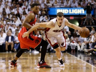 Goran Dragič (vpravo) z Miami Heat uniká Kylovi Lowrymu z hosťujúceho Toronta.