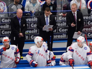 Johansen (vpravo) na lavičke svojimi spolupracovníkmi a zverencami.