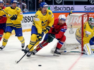 Švéd Magnus Nygren (č. 32) vyváža puk smerom od vlastnej brány.