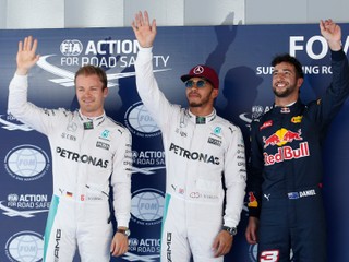 Zľava Nico Rosberg, Lewis Hamilton a Daniel Ricciardo.