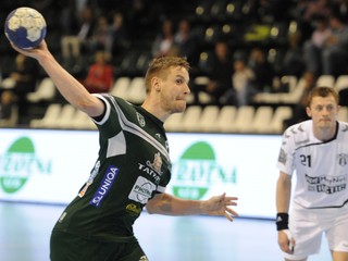 Na snímke vľavo s loptou Jakub Hrstka (Tatran).