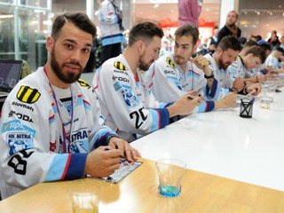 Marek Slovák (vľavo) počas autogramiády hráčov HK Nitra po zisku titulu v Tipsport lige 2015/16.