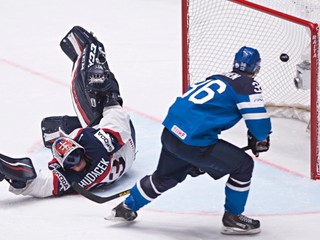 Jussi Jokinen strieľa gól do siete Júliusa Hudáčka.