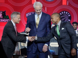 Trénerovi Philadelphie 76ers Brettovi Brownovi (vľavo) gratuluje hráč konkurenčného Bostonu Isaiah Thomas k prvej voľbe tohtoročného draftu. V strede manažér LA Lakers Mitch Kupchak.
