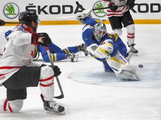 Max Domi (vľavo) strieľa jeden z gólov do siete Švédska.