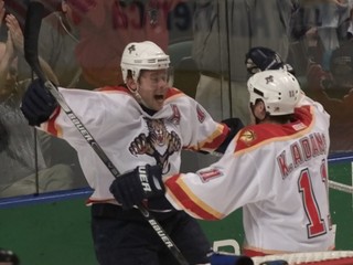 Bure (vľavo) patril medzi najznámejších ruských hráčov v NHL.