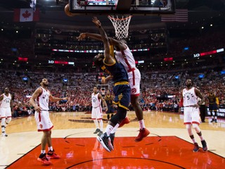 Bismack Biyombo z Toronta Raptors (pod košom vpravo) zastavil pokus o zakončenie hosťujúceho Kyrieho Irvinga.
