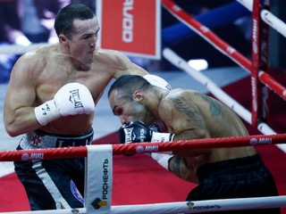 Denis Lebedev (vľavo) knokautoval Victora Emilia Ramireza už v druhom kole.