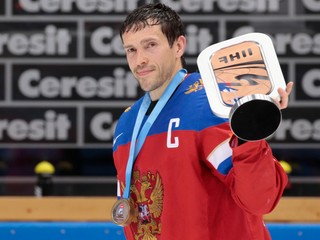 Ruský kapitán Pavel Daciuk preberá trofej za tretie miesto.