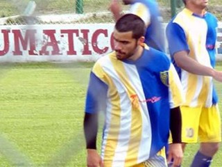 Amatérsky hráč Micael Favre zomrel pri nehode počas zápasu.