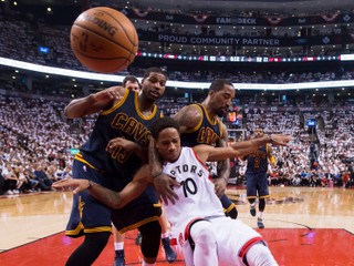 Domáci DeMar DeRozan je faulovaný dvojicou hráčov Clevelandu.