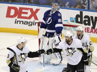 Výstižný záber. Tešiaci sa hráči Pittsburghu a sklamaný domáci gólman Vasilevskij.