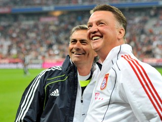 Fotografia spred 6 rokov, na ktorej pózujú v dobrej nálade vtedajší kouč londýnskej Chelsea José Mourinho a tréner Bayernu Mníchov Louis van Gaal. Práve Portugalčan teraz nahradí prísneho Holanďana na lavičke Manchestru United.