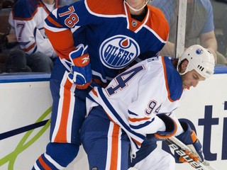 Gernát (vľavo) sa do prvého tímu Oilers pozrel iba v prípravných zápasoch.