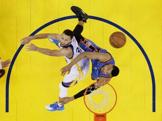 Stephen Curry (vľavo) bol v piatom zápase lídrom Golden State.