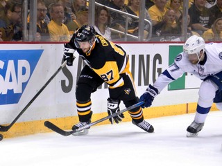 Kapitán Pittsburghu Penguins Sidney Crosby (vľavo)