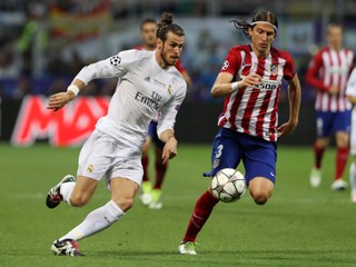 Gareth Bale (vľavo) uniká ľavému obrancovi Luisovi.