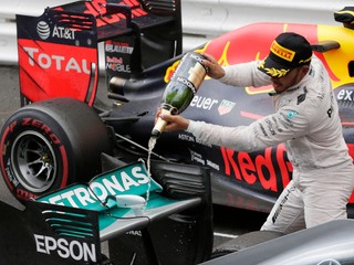 F1: Hamilton sa dočkal víťazstva v Monaku