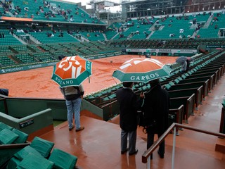 V Paríži opäť prší, v pondelok sa na Roland Garros hrať nebude