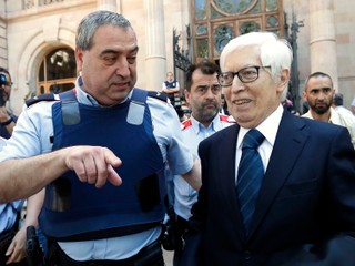 Lionel Messi sa na začiatok pojednávania nedostavil, zastúpil ho jeho advokát Enrique Bacigalupo (vpravo).