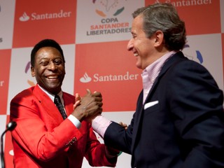 Pelé (vľavo) dá v Londýne do dražby svoje cenné futbalové artefakty.