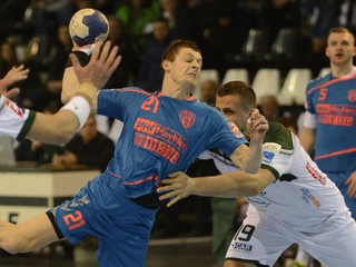 Ladislav Ďuriš (s loptou).