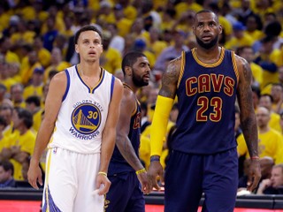 Na snímke vľavo hráč Warriors Stephen Curry, vpravo hráč Clevelandu LeBron James.
