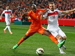 Holanďan Bruno Martins Indi (vľavo) si chráni loptu pred dobiedzajúcim Canerom Erkinom. 