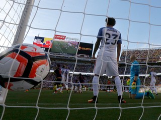 Obranca Fabian Johnson a gólman Brad Guzan sa vyčítavo pozerajú na spoluhráčov, ktorí nepokryli zakončujúceho Kolumbijčana Zapatu.