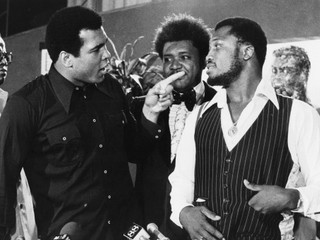 Ali a Frazier (vpravo) neboli najlepšími kamarátmi. Za nimi stojí známy promotér Don King.