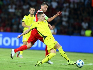 Marko Rog z Dinama Záhreb počas prvého zápasu play off futbalovej Ligy majstrov v Tirane 19. augusta 2015. Teraz bude bojovať o miesto v zostave Neapola.