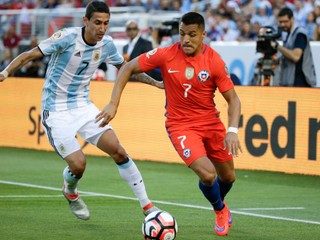 Argentínčan Angel Di Maria (vľavo) s Čiľanom Alexisom Sanchézom.