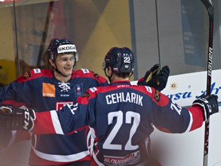 Hlinka (vľavo) strelil zatiaľ jediný reprezentačný gól v decembri Bielorusom. Väčšinu hráčov z tímu vtedajšieho súpera bude stretať aj v súbojoch KHL.