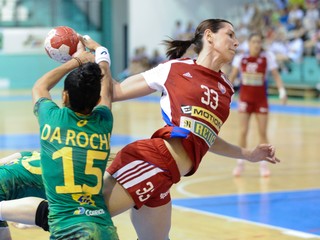 Húževnatá Martina Školková sa snaží predrať k zakončeniu na brazílsku bránu.