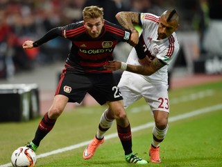 Kramer (vľavo) si kryje loptu pred Arturom Vidalom z Bayernu.