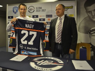 Ladislav Nagy pri podpise zmluvy s HC Košice