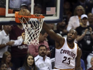 LeBron James z Clevelandu sa blysom 32 bodmi.