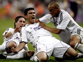 Strojca rozhodujúceho víťazstva Realu Jose Antonio Reyes (v stre­­de) strelil dva góly. Pomohol tak Realu Madrid k víťazstvu nad Malorkou 3:1 a jubilejnému 30. majstrovskému titulu.