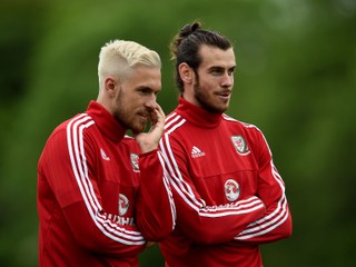 Dvaja kľúčoví hráči zostavy Walesu - Aaron Ramsey (vľavo) a Gareth Bale.