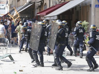 Francúzski policajti v kolízii s futbalovými fanúšikmi v Marseille.