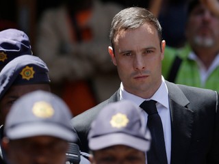 Pistoriusa budú súdiť za vraždu, hrozí mu pätnásť rokov