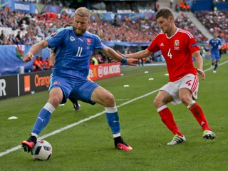 Adam Nemec (vľavo) srdnato bojoval s obranou súpera.