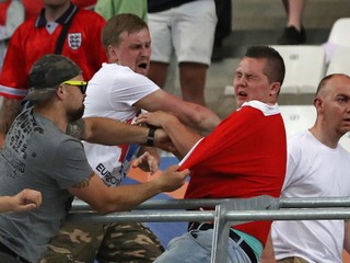 Na štadióne v Marseille napadli ruskí fanúšikovia priaznivcov Anglicka.