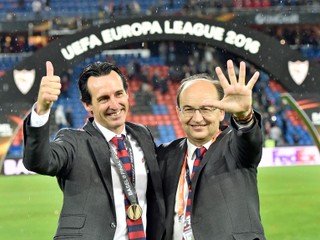 Úspešný tréner Unai Emery (vľavo) pózuje s prezidentom FC Sevilla Josém Castrom Carmonom po treťom víťazstve v Európskej lige v sérii.