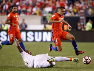 Alexis Sanchez (vpravo) prispel dvoma gólmi k výhre Čile.