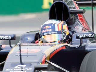 Španielsky jazdec tímu Toro Rosso Carlos Sainz mladší.