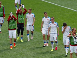 Českí futbalisti smútia po prehre so Španielskom.