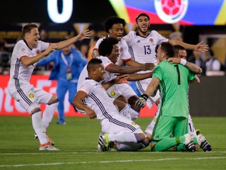 Kolumbijskí futbalisti sa radujú z výhry nad Peru.