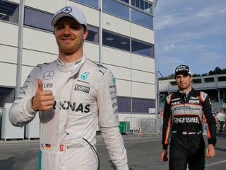 Nico Rosberg (vľavo) bol po skončení kvalifikácie veľmi spokojný.